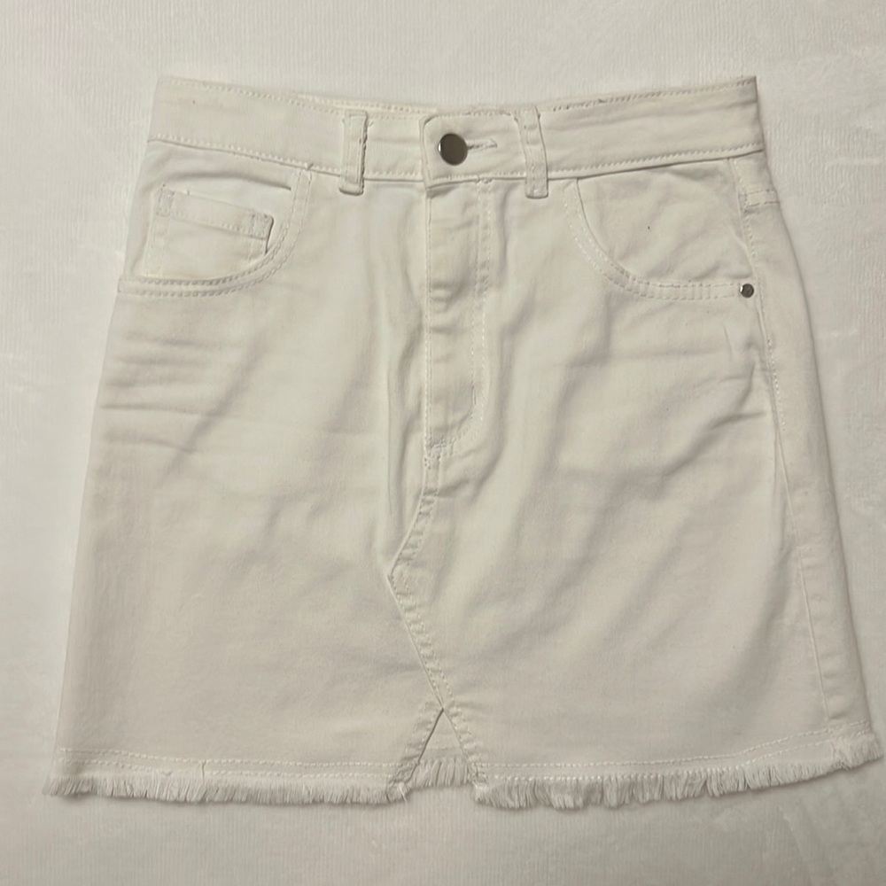 White denim children’s skirt with pockets